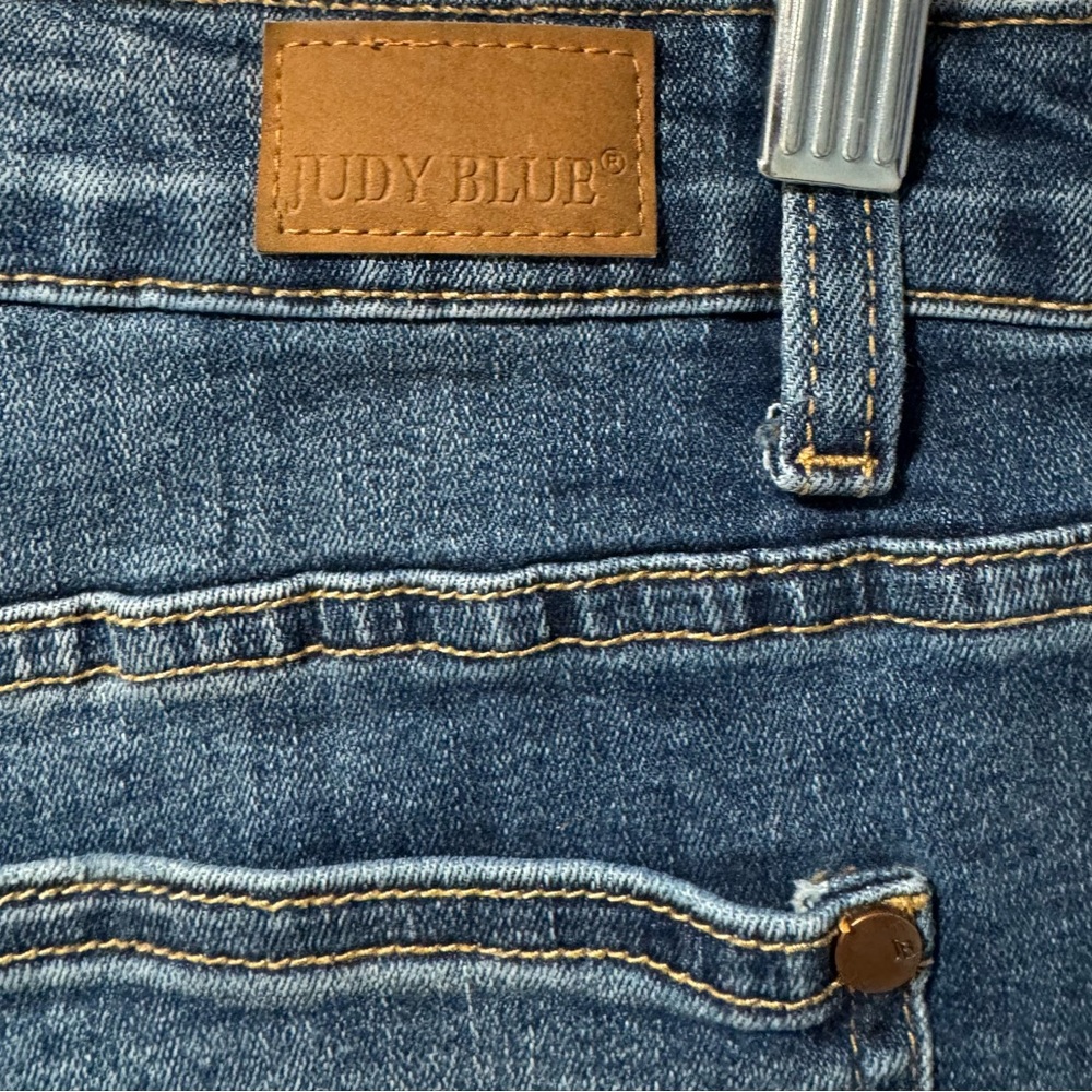 Women’s Judy Blue Jean Shorts Blue Stretch
Cuffed Raw Hem Denim Mid Rise Size 28 - Picture 3 of 8
